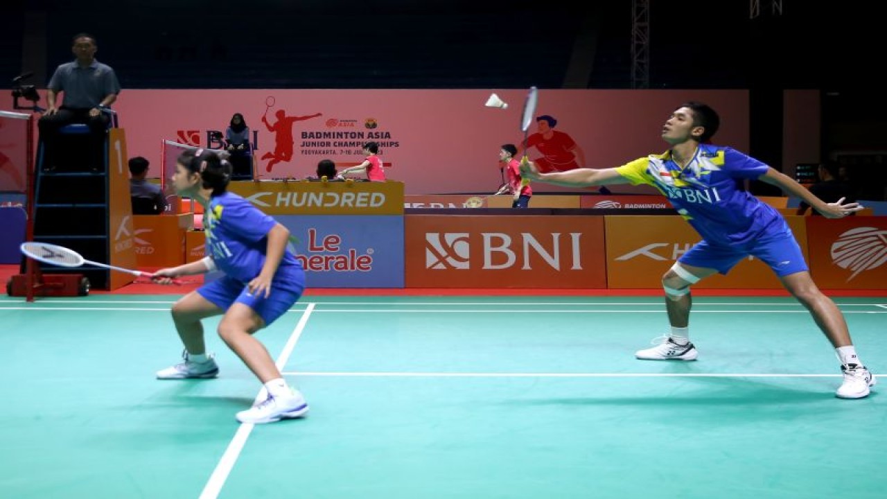 Ganda campuran Adrian Pratama/Felisha Alberta Nathaniel Pasaribu kembali menyumbang kemenangan pembuka bagi Indonesia pada babak semifinal Kejuaraan Badminton Junior Asia (BAJC) 2023 di Yogyakarta, Senin. (ANTARA/HO-PP PBSI)