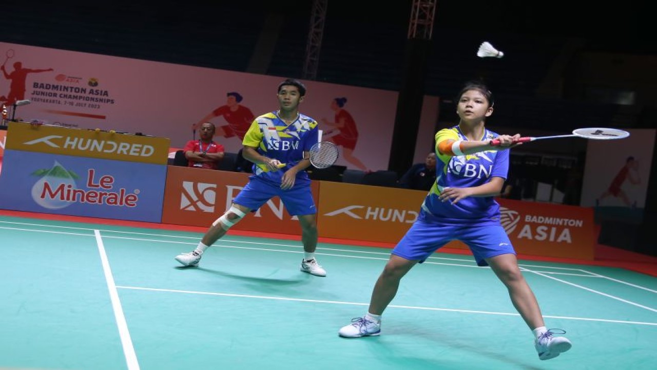 Aksi ganda campuran Indonesia Adrian Pratama/Felisha Alberta Nathaniel Pasaribu pada laga Final BNI Badminton Asia Junior Championships 2023, Di GOR Amongraga, Yogyakarta, Selasa (11/7/2023). (ANTARA/HO/PBSI)
