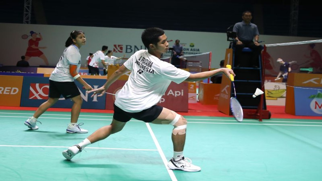 Ganda campuran Indonesia Adrian Pratama/Felisha Alberta Nathaniel Pasaribu melaju ke babak perempat final Kejuaraan Badminton Junior Asia (BAJC) 2023 di Yogyakarta, Jumat. (ANTARA/HO-PP PBSI)
