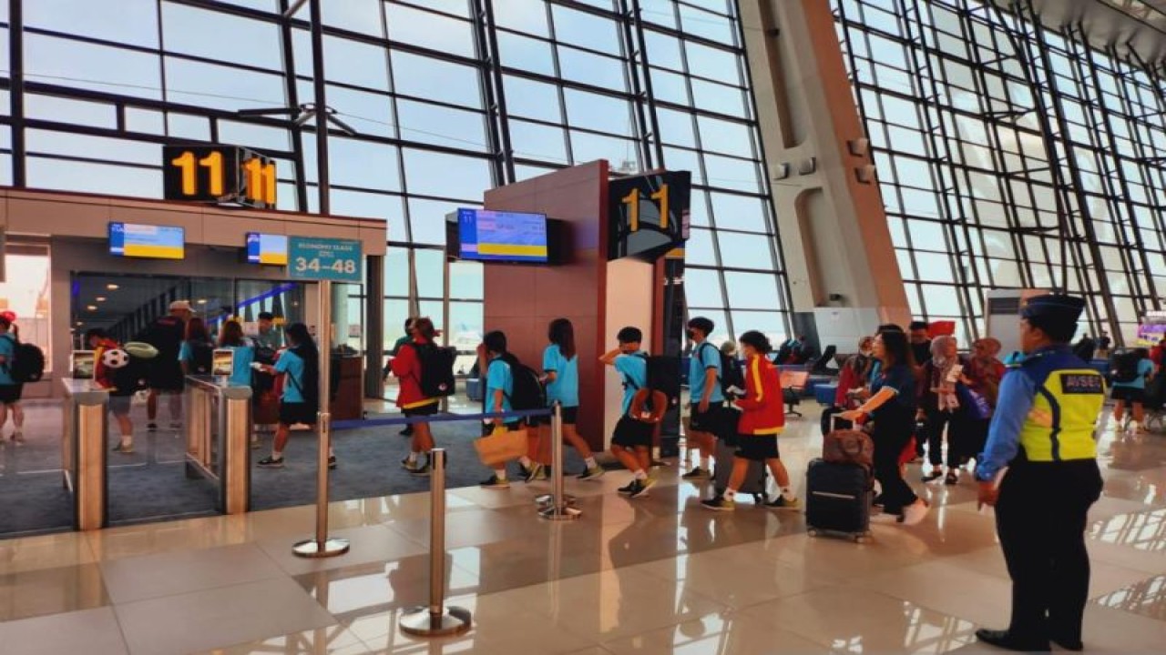 Sejumlah pemain dan official tim bola peserta AFF U-19 Women’s Championship 2023 dari berbagai negara saat tiba di Terminal 3 Bandara Internasional Soetta, Tangerang. (Azmi)