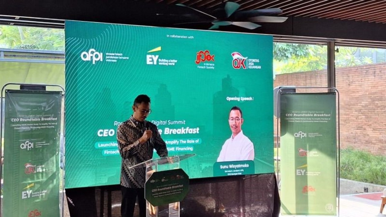 Sekretaris Jenderal Asosiasi Fintech Pendanaan Bersama Indonesia (AFPI) Sunu Widyatmoko saat menyampaikan pidato pembuka dalam acara 'Executive Launching MSME Research' di Jakarta, Jumat (14/7/2023) (ANTARA/Bayu Saputra)