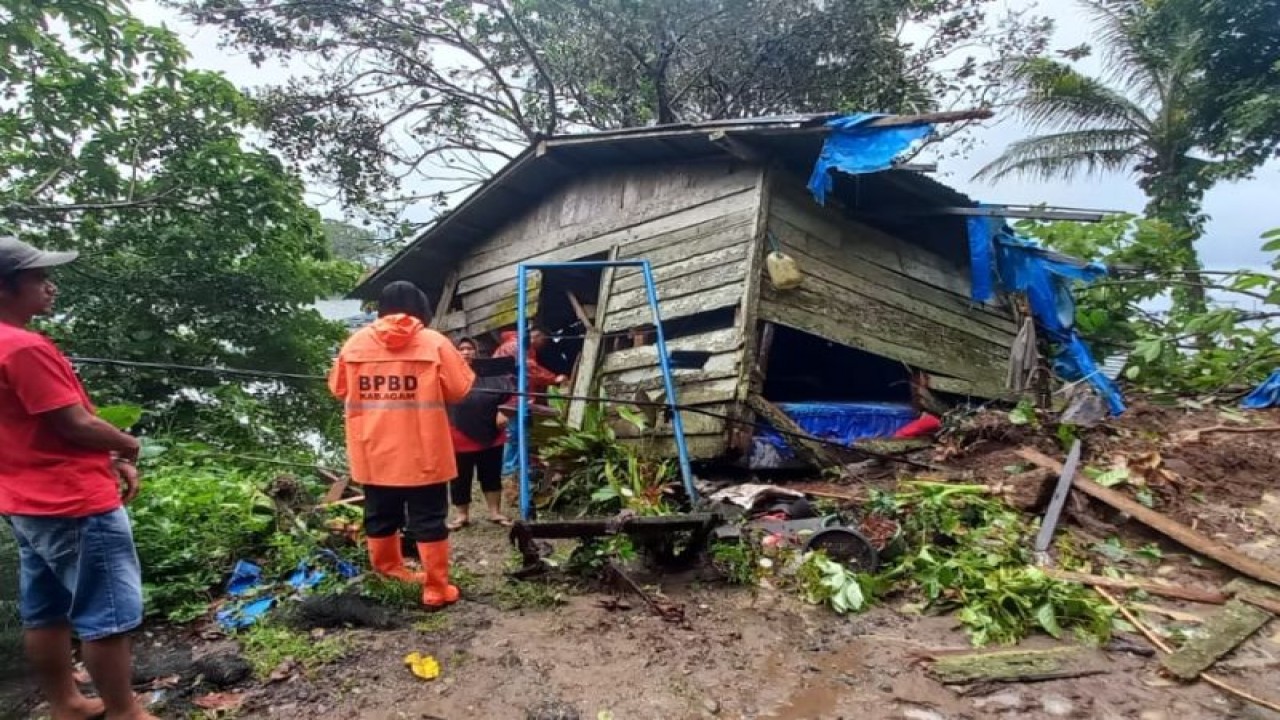 Satu unit rumah semi permanen tertimbun tanah longsor di Tanjung Raya, Kabupaten Agam, Jumat (14/7/2023). Antara/HO- BPBD Agam.
