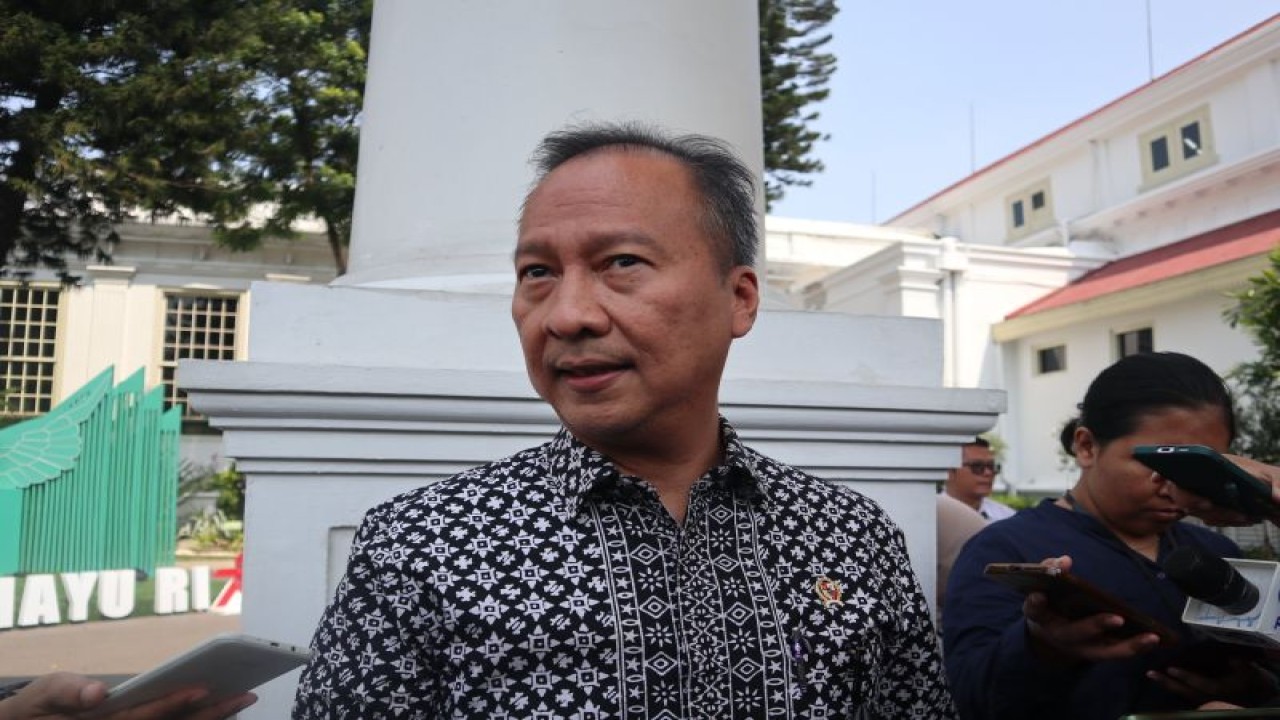 Menteri Perindustrian (Menperin) Agus Gumiwang Kartasasmita ditemui di lingkungan Istana Kepresidenan, Jakarta, Senin (31/7/2023). ANTARA/Desca Lidya Natalia