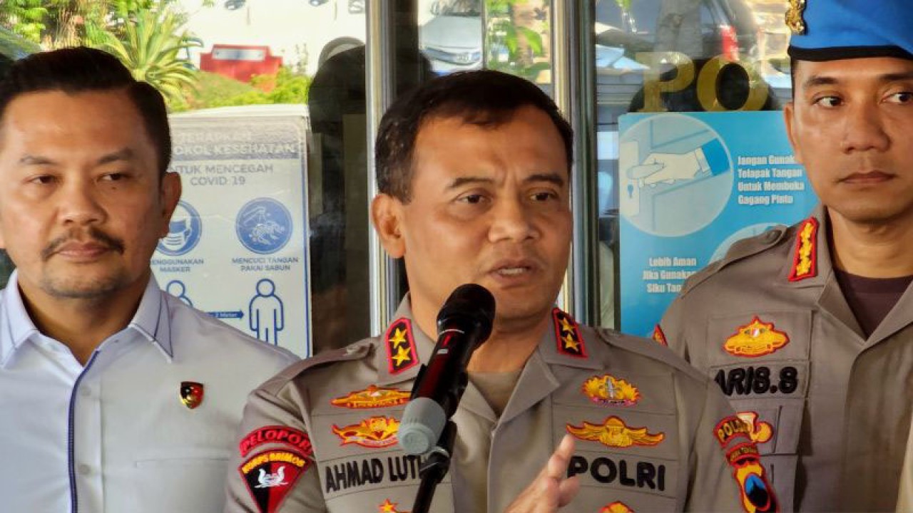 Kapolda Jateng Irjen Pol.Ahmad Luthfi menyampaikan perkembangan penanganan kasus tewasnya tahanan Polresta Banyumas di Semarang, Senin. (ANTARA/ I.C.Senjaya)