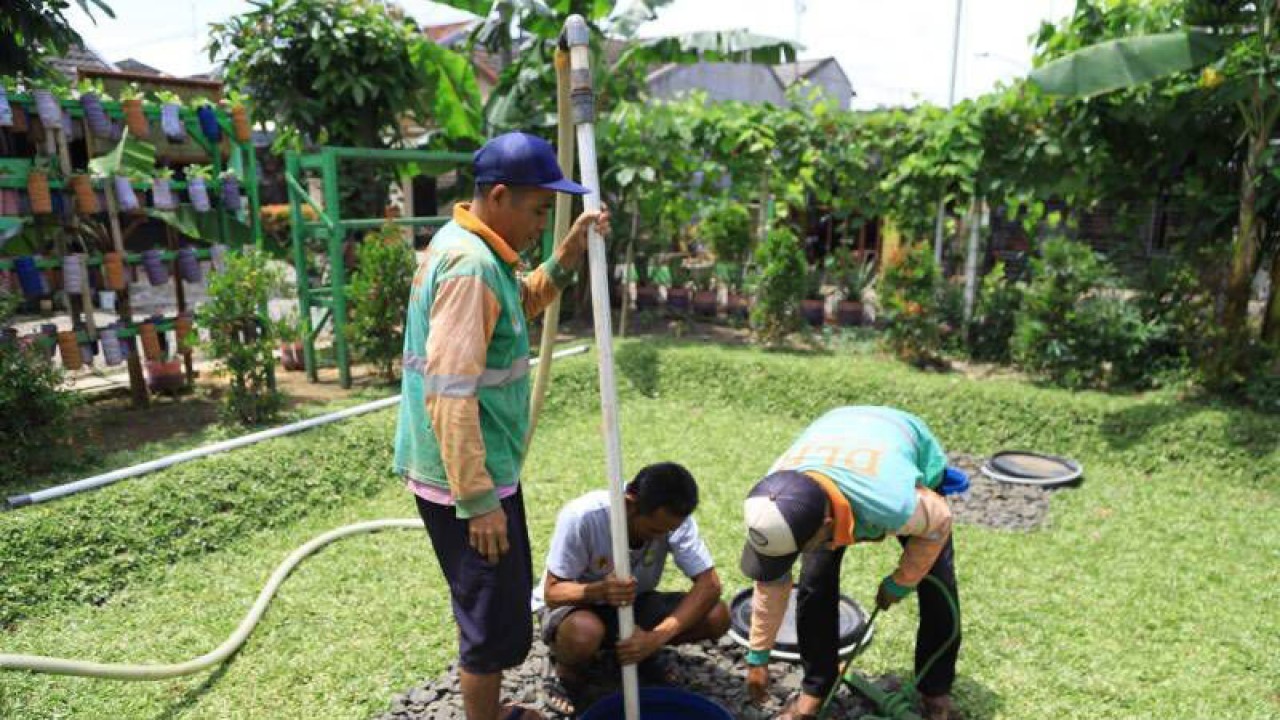 program konservasi air terdiri dari kolam retensi, biopori dan sumur resapan di Kota Tangerang yang berfungsi untuk menampung air hujan sehingga tak banjir serta menjaga tinggi permukaan air. ANTARA/Irfan