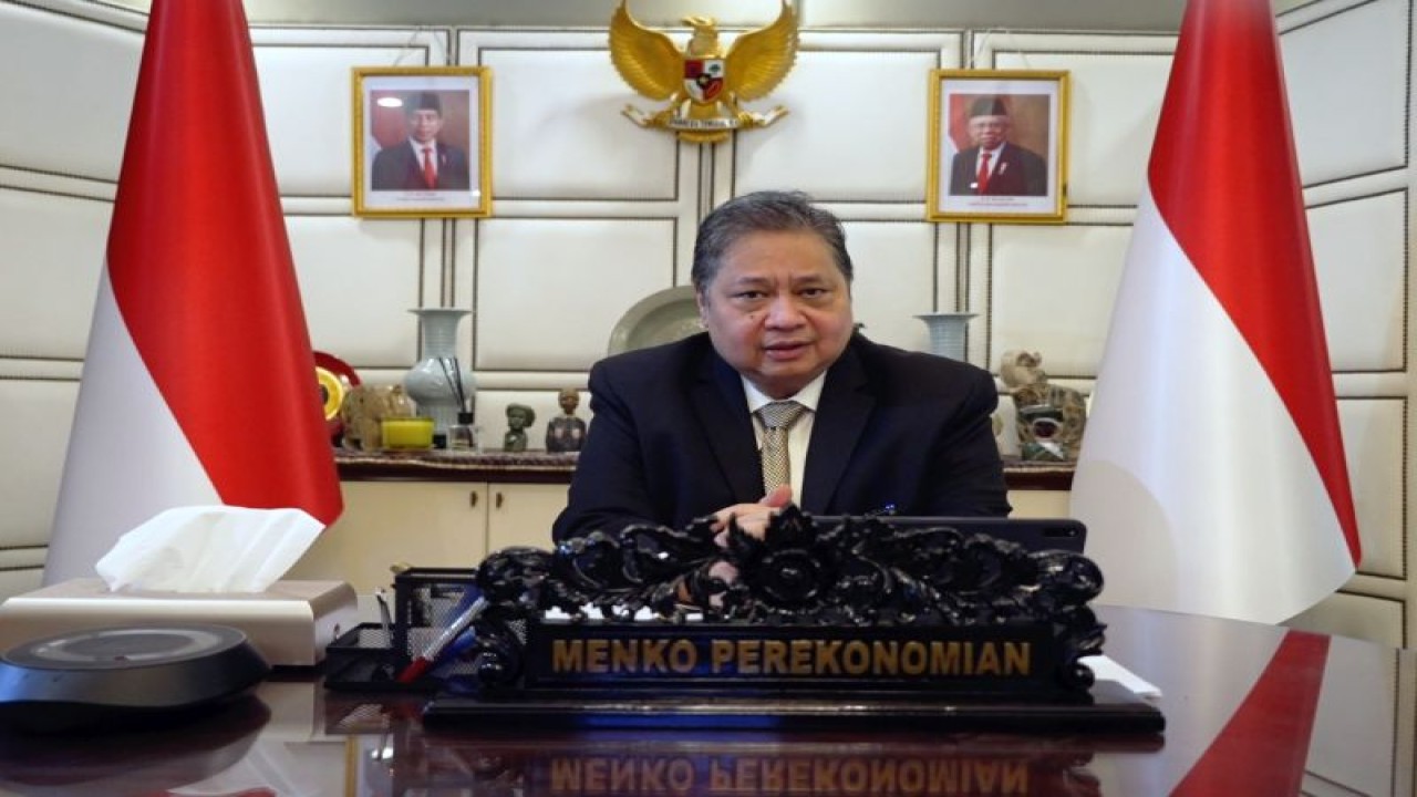 Menko Bidang Perekonomian Airlangga Hartarto saat menyampaikan sambutan secara virtual dalam forum bisnis memperingati 50 Tahun Hubungan Indonesia-Korea, dengan tema "Kemitraan Emas-Menyusun Langkah-Langkah Lanjutan untuk Peningkatan Kerja Sama Perdagangan dan Industri antara Indonesia dan Korea melalui Implementasi RCEP dan IK-CEPA", di Seoul, Republik Korea, Selasa (25/7/2023). ANTARA/HO-Kemenko Perekonomian