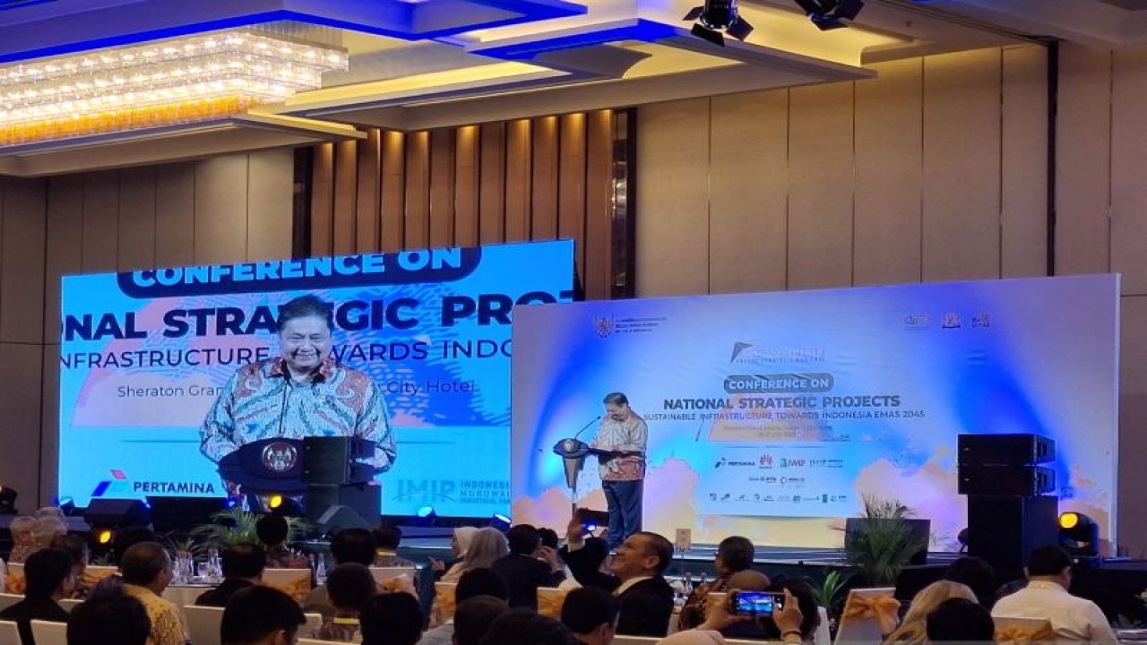 Menko Bidang Perekonomian Airlangga Hartarto saat menyampaikan pidato kunci dalam acara 'Conference on National Strategic Projects (PSN)', di Jakarta, Rabu (26/7/2023). ANTARA/Bayu Saputra