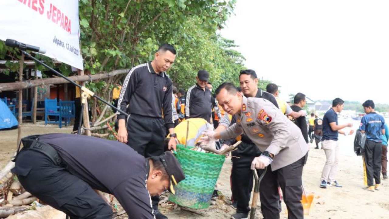 Kapolres Jepara AKBP Wahyu Nugroho Setyawan memimpin langsung kegiatan membersihkan Pantai Teluk Awur, Kecamatan Tahunan, Jepara, Kamis (13/7/2023).  (ANTARA/HO-Polres Jepara)