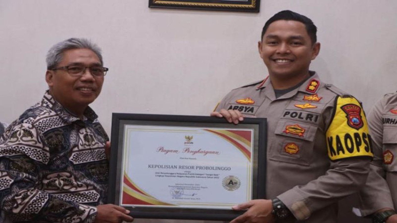Biro Rena Polda Jawa Timur memberikan penghargaan kepada Kapolres Probolinggo AKBP Teuku Arsya Khadafi di ruang kerja Kapolres Probolinggo, Kamis (20/7/2023). (ANTARA/HO-Polres Probolinggo)