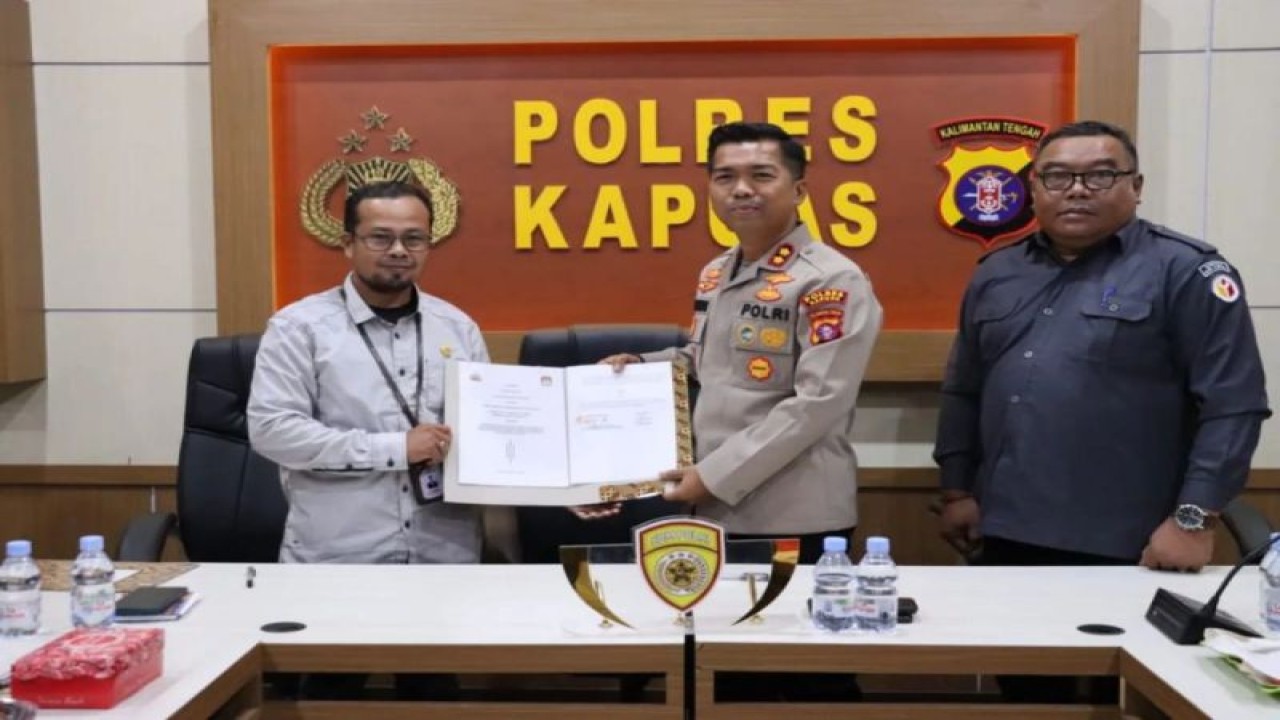 Kapolres Kapuas AKBP Kurniawan Hartono melaksanakan penandatangan kesepakatan kerja sama dengan KPU dan Bawaslu di daerah setempat terkait pengawasan Pemilu 2024 yang dilaksanakan di Aula Sarja Arya Rencana Polres Kapuas, Senin (24/7/2023). ANTARA/HO-Humas Polda Kalteng