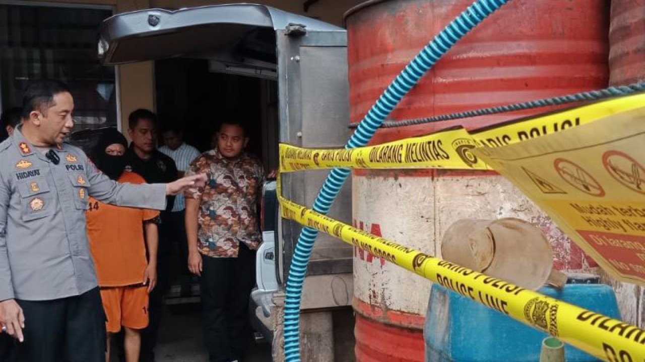 Kapolres Jember AKBP M. Nurhidayat menunjukkan beberapa barang bukti yang digunakan tersangka dalam penyalahgunaan BBM bersubsidi dalam konferensi pers yang digelar di Mapolres Jember, Jumat (28/7/2023) sore. (ANTARA/Zumrotun Solichah)