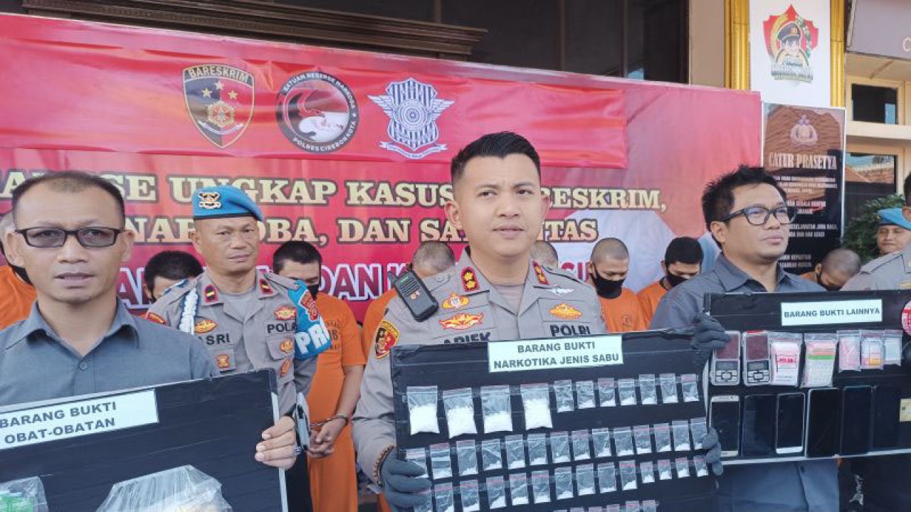 Kapolres Cirebon Kota AKBP Arik Indra Sentanu menunjukkan barang bukti narkotika di Cirebon, Jawa Barat, Rabu (5/7/2023). ANTARA/Khaerul Izan.