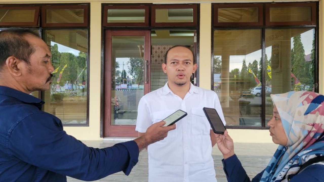 Kasat Reskrim Polres Situbondo AKP Dhedi Ardi Putra memberikan keterangan kepada wartawan. ANTARA/Novi Husdinariyanto