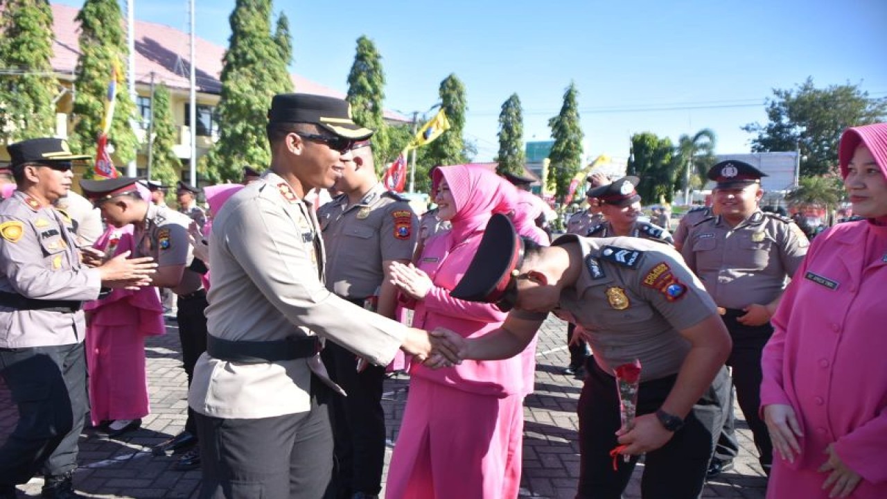 Kapolres Situbondo AKBP Dwi Sumrahadi Rakhmanto bergantian ucapkan selamat kepada anggotanya yang naik pangkat usai upacara. Senin (3/7/2023) ANTARA/HO-Humas Polres Situbondo