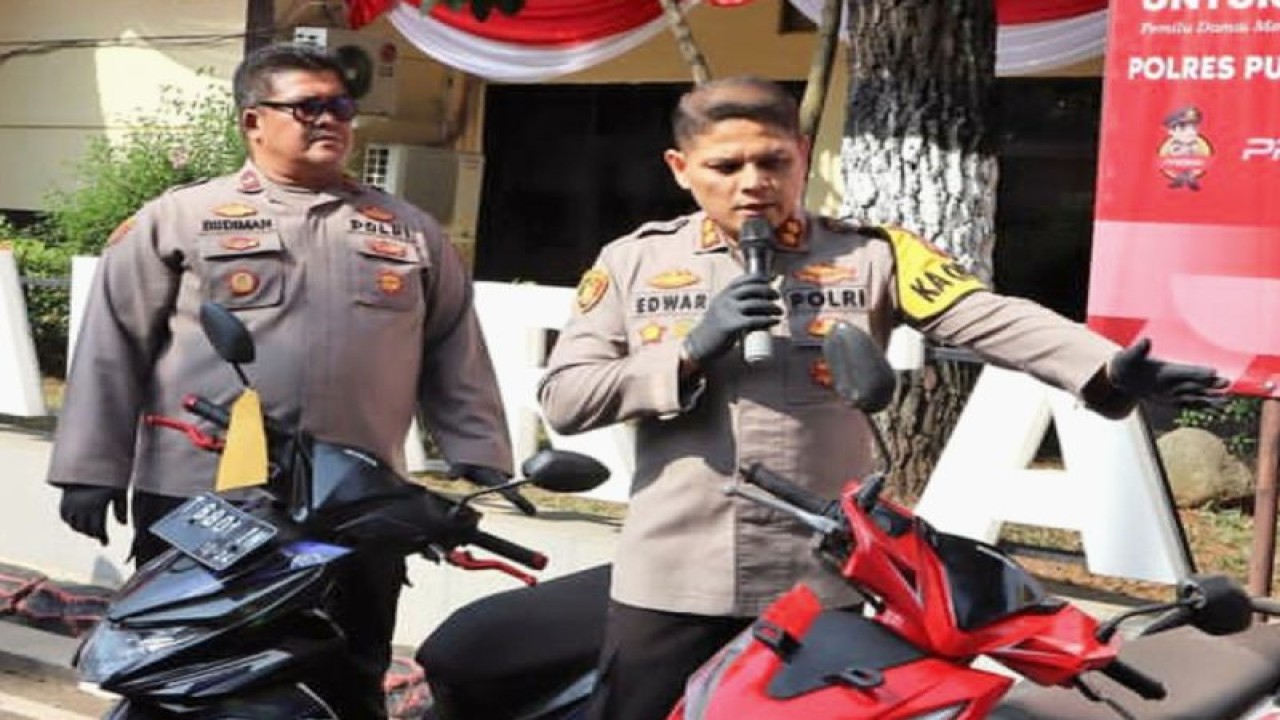 Kapolres Purwakarta AKBP Edwar Zulkarnain menunjukkan sepeda motor hasil curian. (ANTARA/HO-Polres Purwakarta)