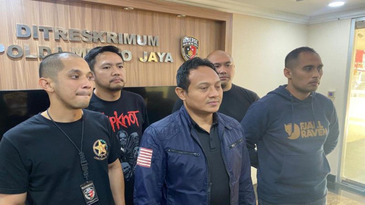 Wakil Direktur Reserse Kriminal Umum Polda Metro Jaya AKBP Imam Yulisdiyanto (depan) bersama jajaran saat diwawancari di Jakarta, Selasa (4/7/2023). ANTARA/Ilham Kausar