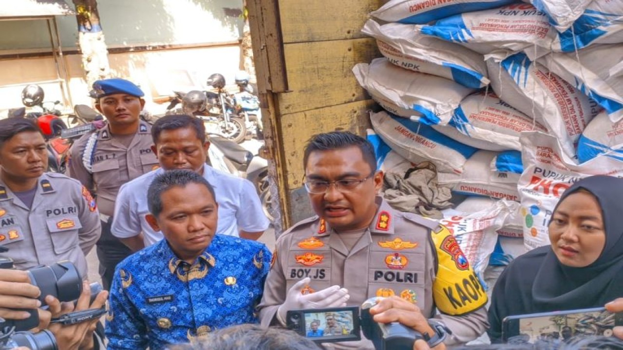 Kapolres Lumajang AKBP Boy Jeckson Situmorang bersama Bupati Jember Thoriqul Haq saat menggelar konferensi pers terkait pengungkapan penyelundupan pupuk bersubsidi di Lumajang, Senin (17/7/2023). (ANTARA/HO-Polres Lumajang)