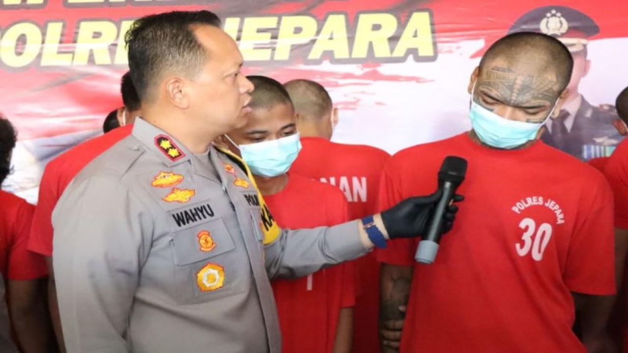 Kapolres Jepara AKBP Wahyu Nugroho Setyawan saat meminta penjelasan salah satu tersangka kasus narkotika saat konferensi pers di Mapolres Jepara, Kamis (20/7/2023). (ANTARA/HO-Polres Jepara.)