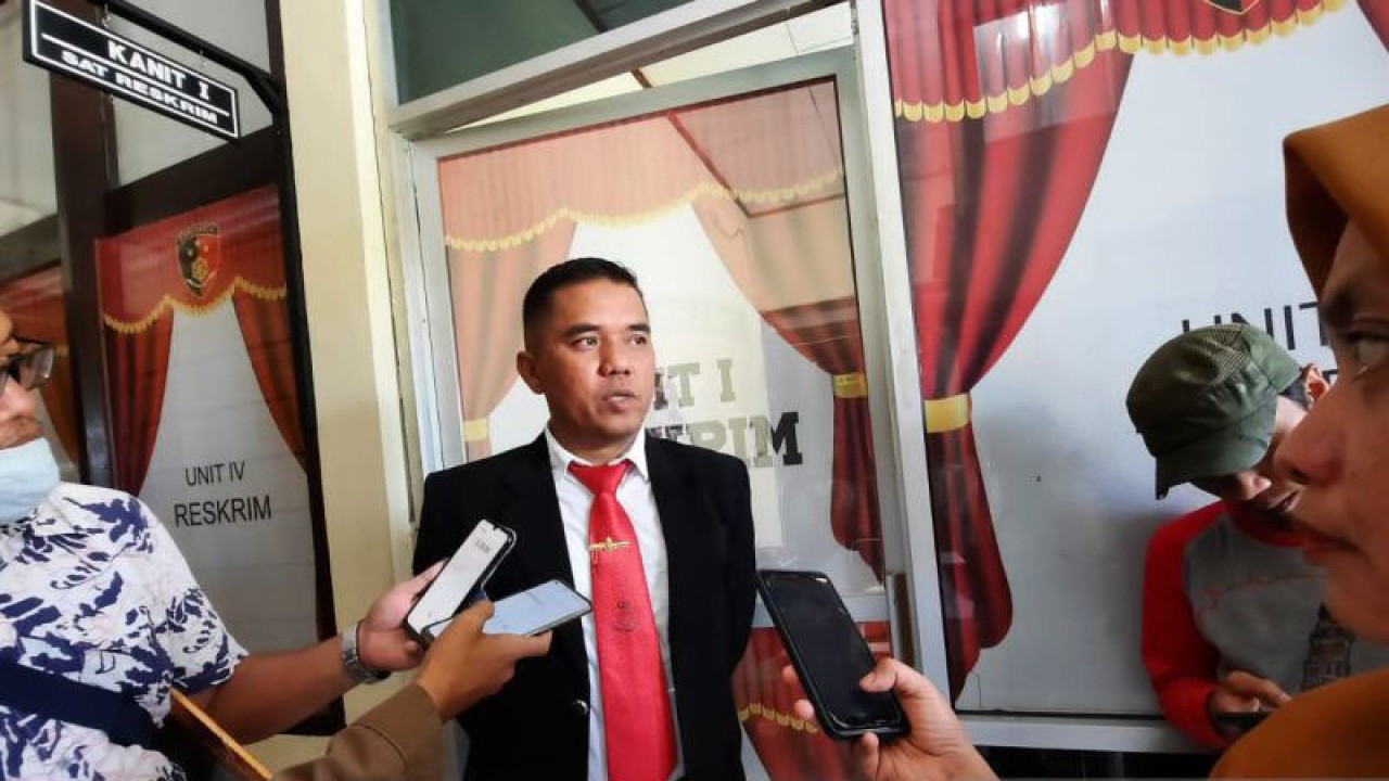 Kasat Reskrim Polres Pariaman AKP Muhammad Arvi sedang diwawancarai wartawan. (ANTARA/Aadiaat M. S.)
