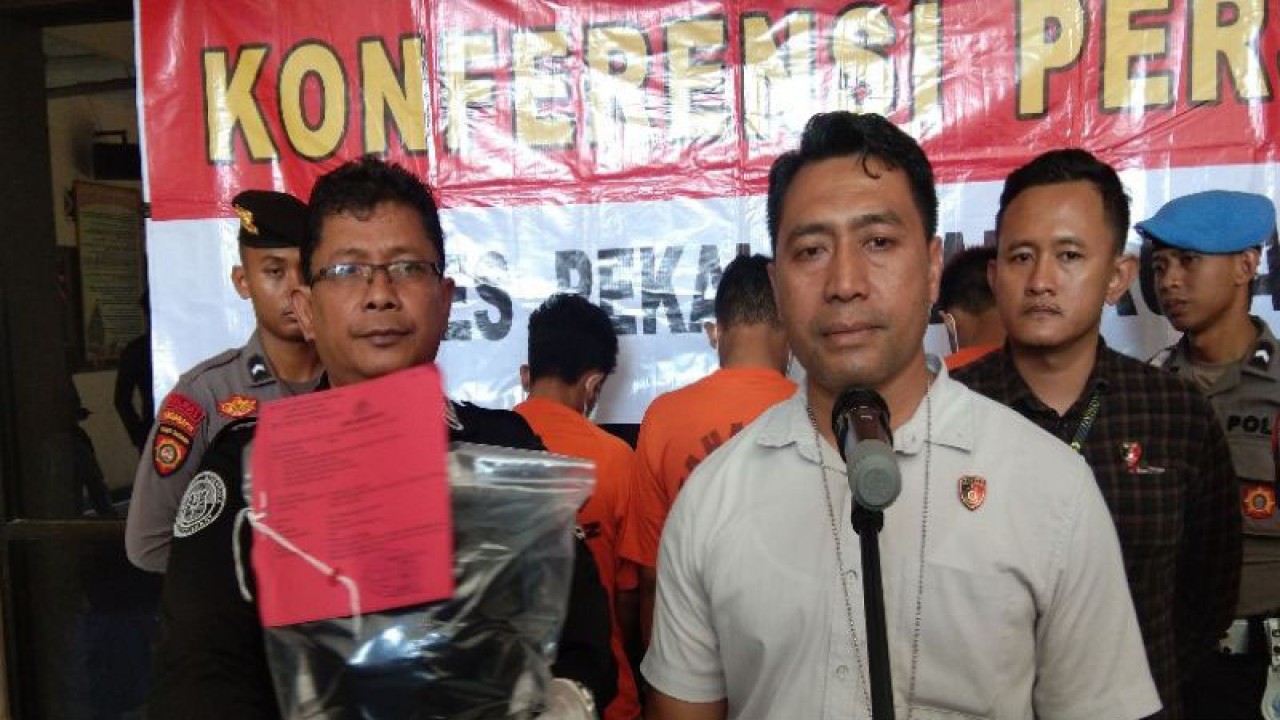 Kepala Satuan Reserse dan Kriminal Polres Pekalongan Kota AKP Sumaryono (kanan) didampingi Kepala Seksi Humas AKP Purno Utomo pada acara konferensi pers kasus pelecehan seksual di Pekalongan, Kamis siang (20/7/2023). (ANTARA/Kutnadi)