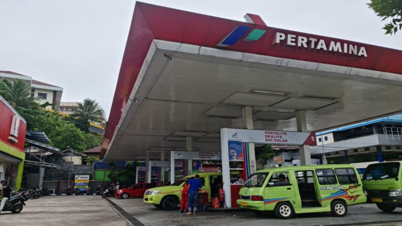 Aktivitas di Stasiun Pengisian Bahan Bakar Umum (SPBU) di Kota Ambon. ANTARA/ Penina F Mayaut.