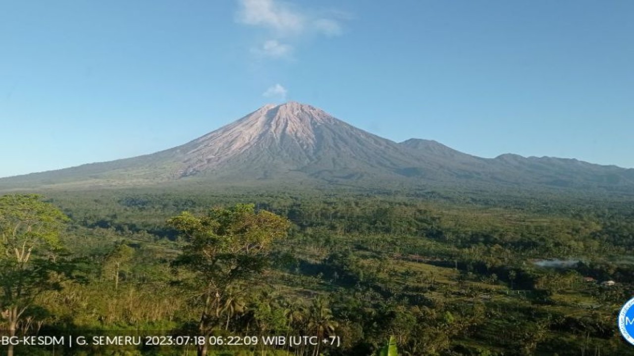 Gunung Semeru yang terpantau dari Pos Pengamatan Gunung Api Semeru di Gunung Sawur, Kabupaten Lumajang, Selasa (18/7/2023). (ANTARA/HO-PVMBG)