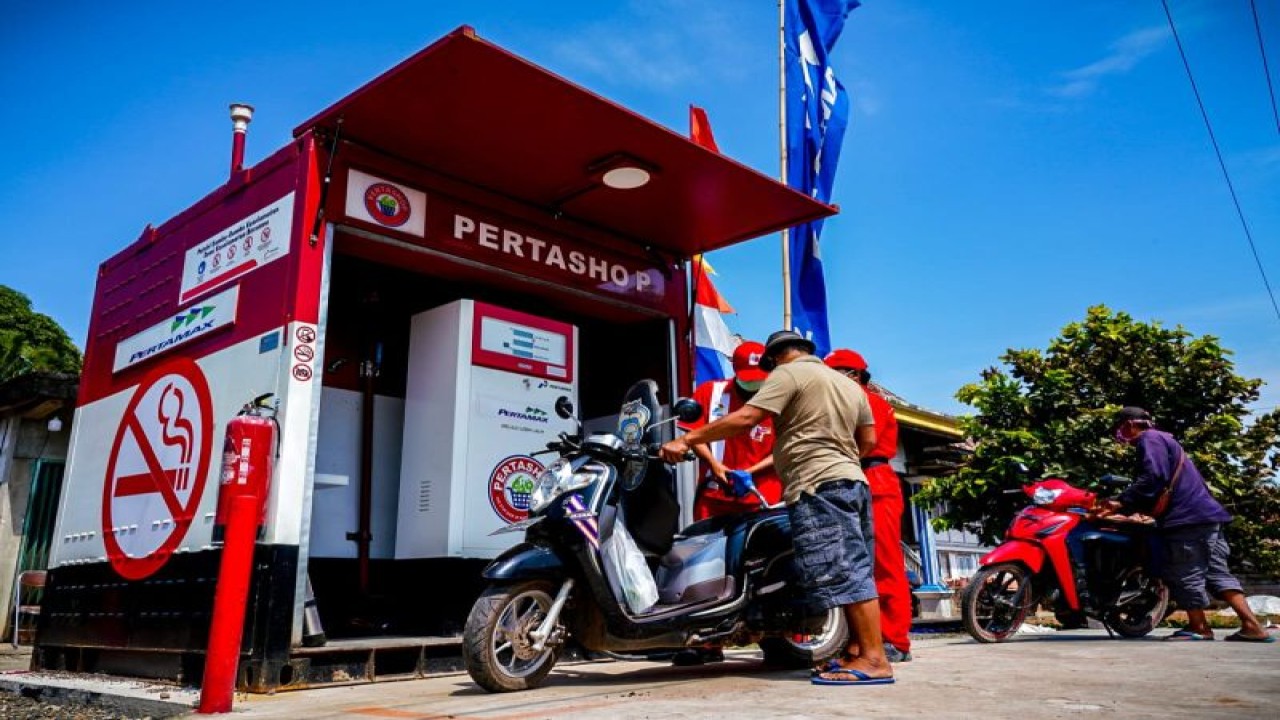 Aktivitas pengisian bahan bakar minyak di Pertashop milik Pertamina. (ANTARA/HO-Dokumen Pribadi)