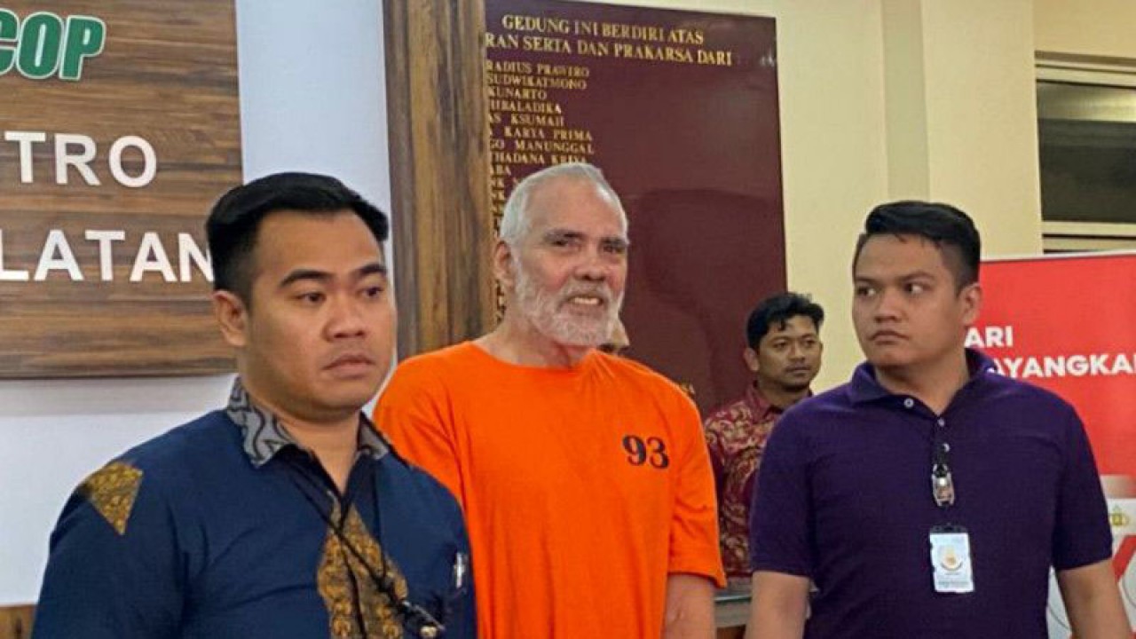 Aktor senior Pierre Gruno (61) menjadi tersangka kasus penganiayaan, Jakarta, Jumat (14/7/2023). ANTARA/Luthfia Miranda Putri