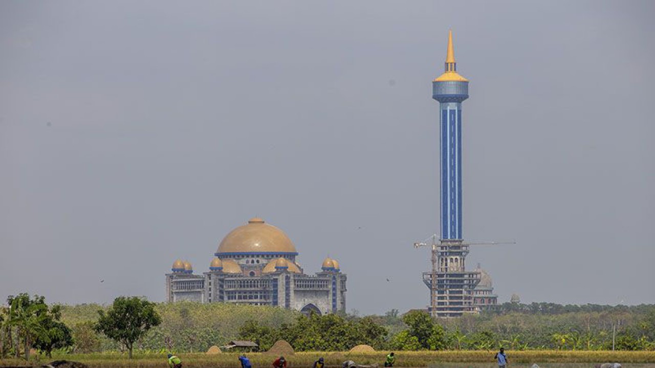 Masjid Rahmatan Lil Alamin yang berada di Pondok Pesantren Al Zaytun di Gantar, Indramayu, Jawa Barat, Selasa (4/7/2023). ANTARA FOTO/Dedhez Anggara/tom/aa.