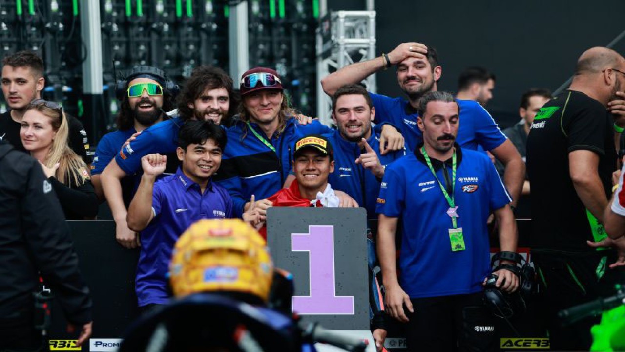 Pembalap Indonesia Aldi Satya Mahendra (Team BrCorse) merayakan kemenangan perdananya di WorldSSP300 di Sirkuit Autodrom Most, Ceko, Minggu (30/7/2023). (ANTARA/HO/WSBK)