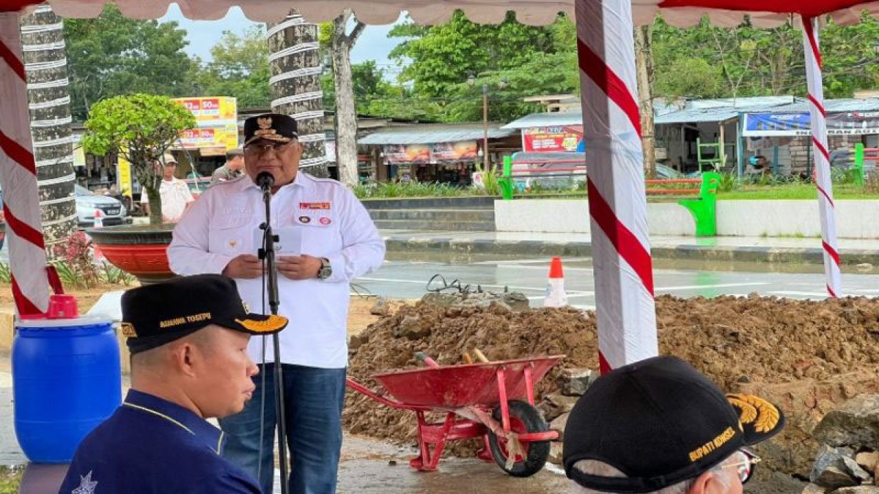 Gubernur Sulawesi Tenggara Ali Mazi saat memberikan sambutan pada kegiatan pembangunan gerbang perbatasan kota antara Kecamatan Baruga Kota Kendari dengan Kabupaten Konawe Selatan di Kecamatan Ranomeeto, di Kendari, Kamis (13/7/2023) (ANTARA/Harianto)