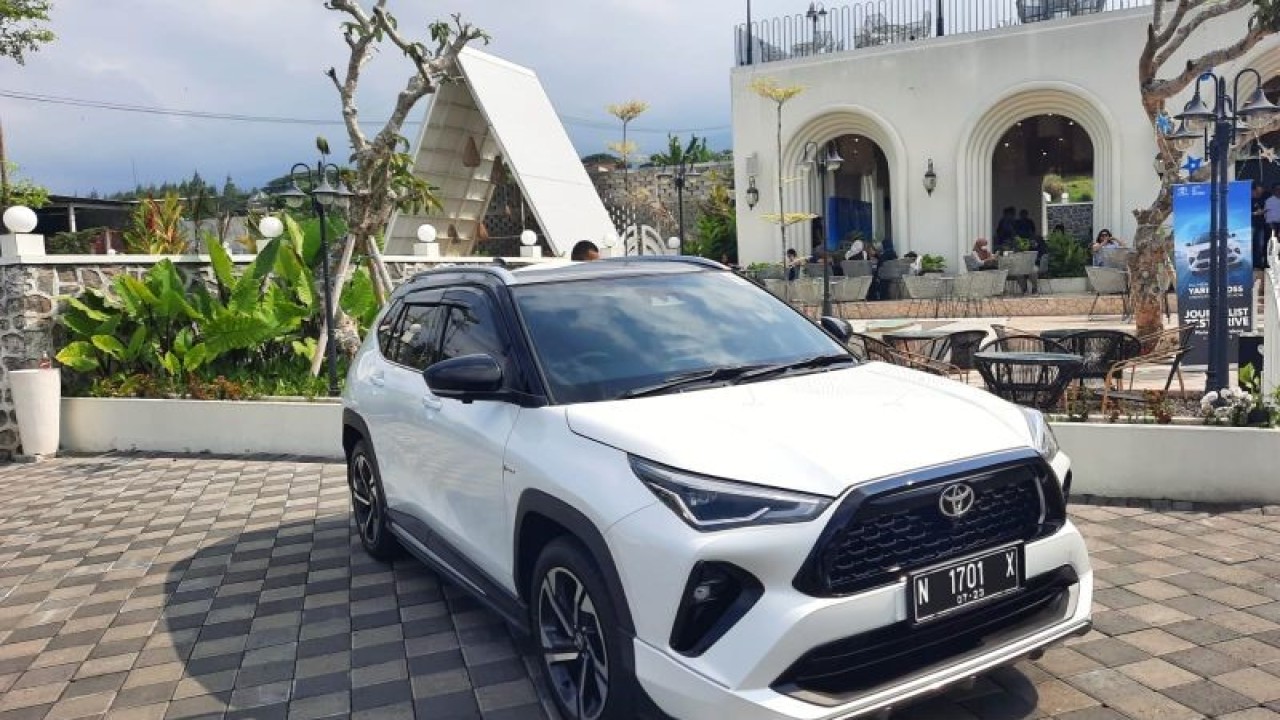 All New Yariss Cross hybrid. (ANTARA/Chairul Rohman)