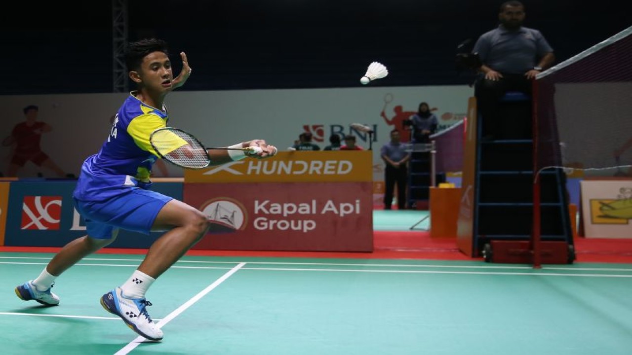 Tunggal putra Indonesia Alwi Farhan beraksi dalam laga Badminton Asia Junior Championships 2023, yang digelar di GOR Amongraga, Yogyakarta, Minggu (9/7/2023). (ANTARA/HO/PBSI)