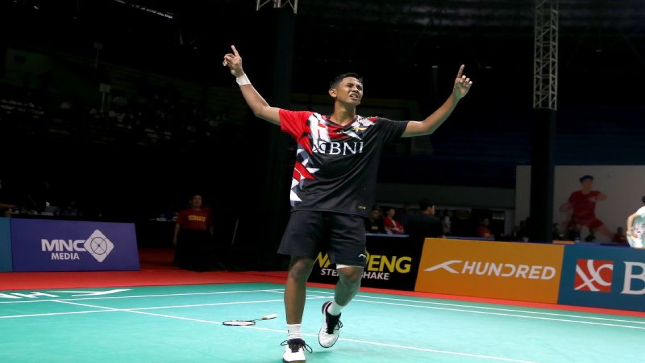 Tunggal putra Alwi Farhan mencetak kemenangan kedua bagi Skuad Garuda Muda usai menundukkan Ayush Shetty dengan skor 18-21, 21-15, 21-19 dalam pertandingan babak perempat final, Kejuaraan Badminton Junior Asia (BAJC) 2023 di Yogyakarta, Senin (10/7/2023). (ANTARA/HO-PP PBSI)