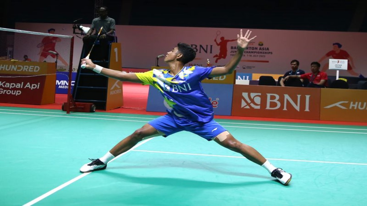 Aksi tunggal putra Indonesia Alwi Farhan pada laga final BNI Badminton Asia Junior Championships 2023, yang digelar di GOR Amongraga, Yogyakarta, Selasa (11/7/2023). (ANTARA/HO/PBSI)