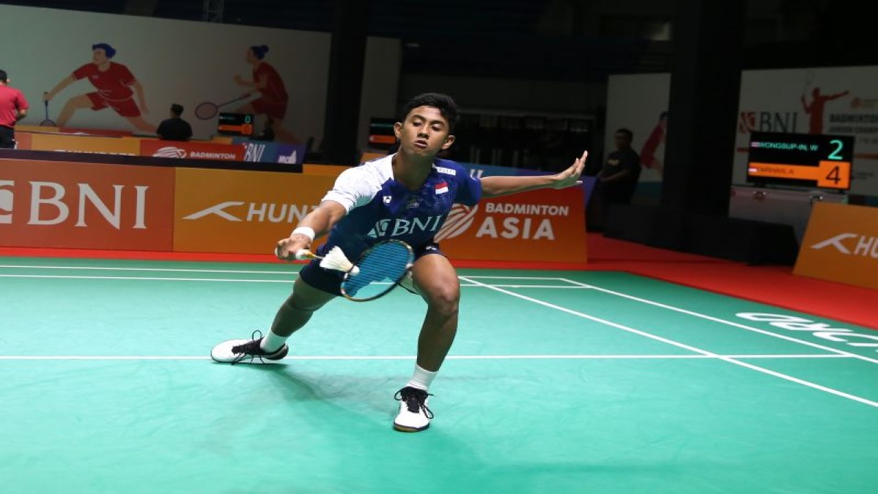 Tunggal putra Alwi Farhan melaju ke babak perempat final Kejuaraan Badminton Junior Asia (BAJC) 2023 setelah menang straight games 21-9, 21-13 atas tunggal putra Thailand Wongsup Wongsup-In di Yogyakarta, Jumat. (ANTARA/HO-PP PBSI)