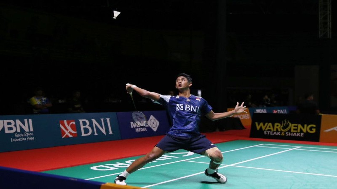 Pemain bulu tangkis tunggal putra Indonesia Alwi Farhan berlaga di Badminton Asia Junior Champioship (BAJC) 2023 di GOR Amongraga Yogyakarta, Sabtu (15/7/2023). (ANTARA/HO/PBSI)