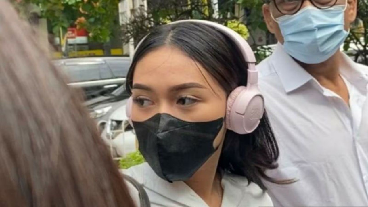 Anastasia Pretya Amanda atau saksi APA (19) mendatangi Pengadilan Negeri Jakarta Selatan, Jakarta, Selasa (4/4/2023). ANTARA/Luthfia Miranda Putri