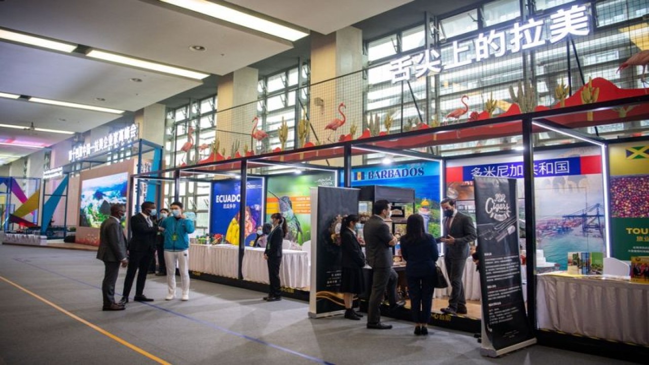 Arsip Foto - Orang-orang mengunjungi pameran China-Amerika Latin ke-14 dan KTT Bisnis Karibia di Chongqing, China barat daya pada 16 November 2021. ANTARA/Xinhua/Tang Yi