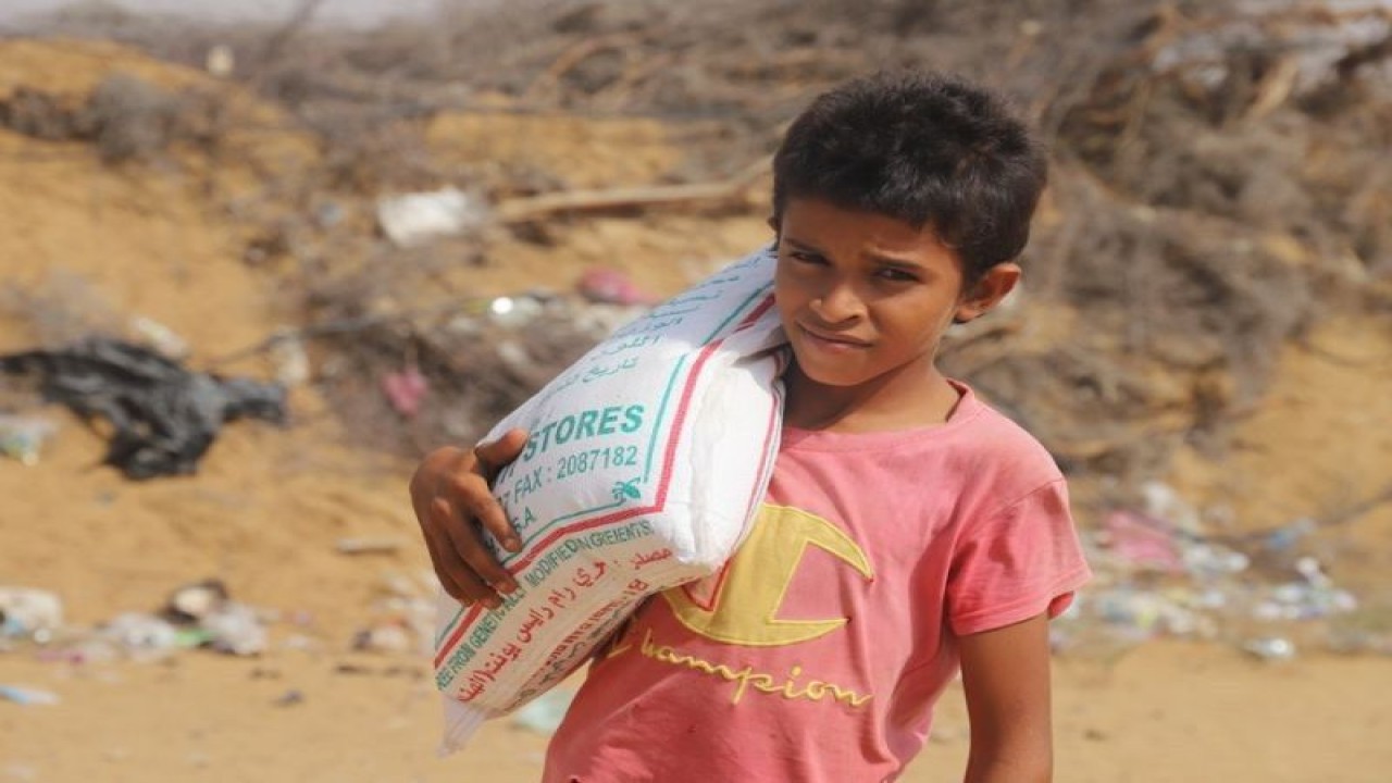 Arsip - Seorang anak laki-laki Yaman membawa sekarung gandum yang diperolehnya dari sebuah kelompok amal di Distrik Midi, Provinsi Hajjah, Yaman utara, 7 Maret 2022. (Xinhua/Mohammed Mohammed)