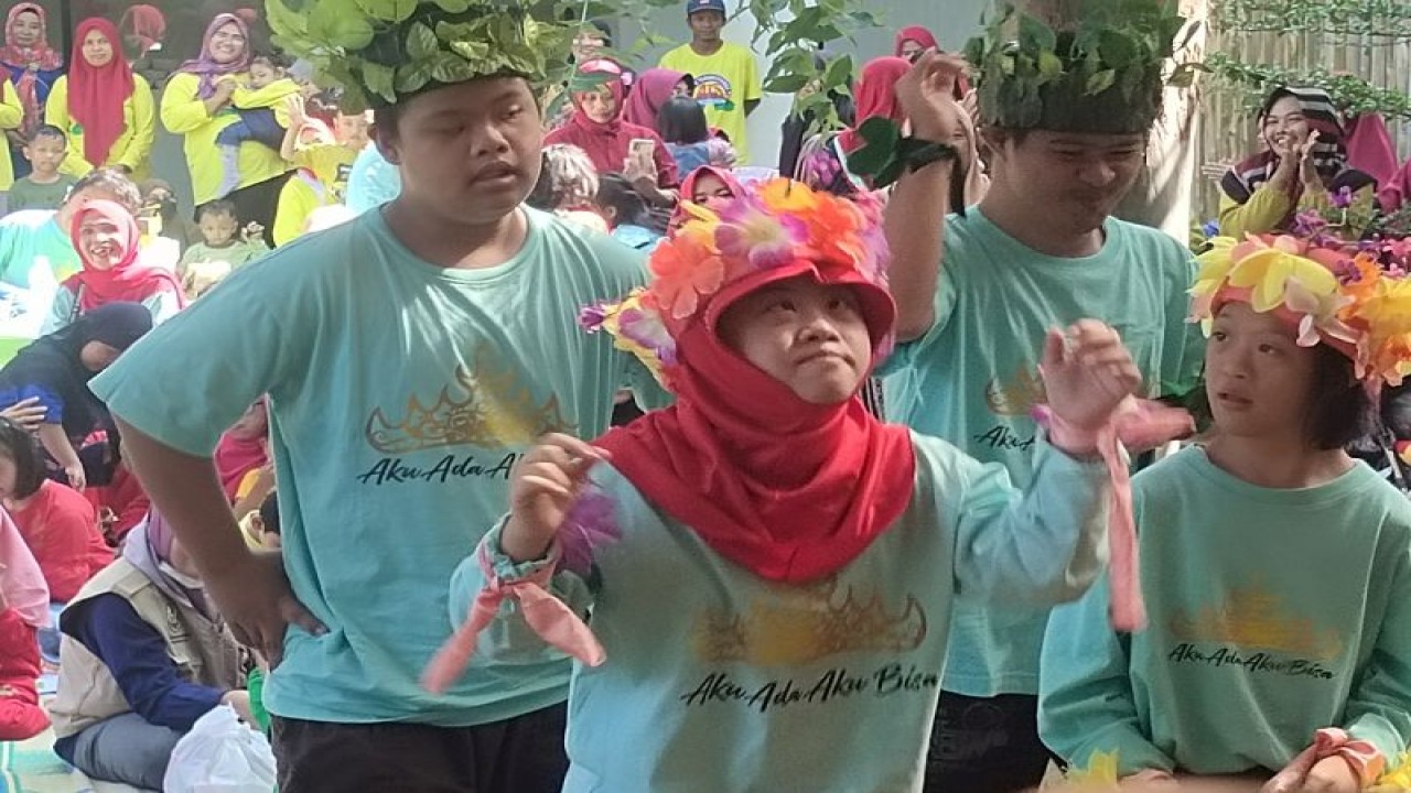 Anak-anak berkebutuhan khusus sedang mempertunjukan atraksi menari di Bandarlampung, Selasa, (4/7/2023). (ANTARA/Dian Hadiyatna)