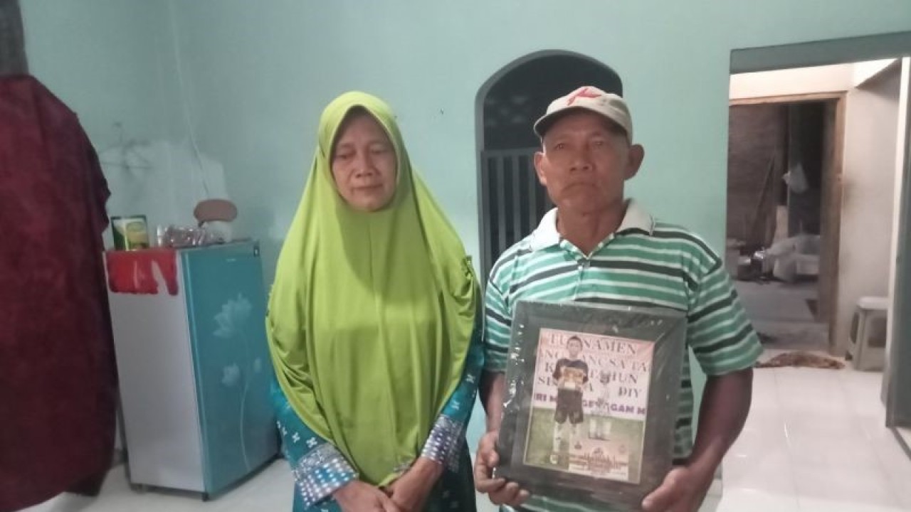 Kedua orang tua David Luky Hermawan menunjukkan foto putranya ketika kecil, yang saat ini lolos seleksi anggota Bintara Polri dan sedang menempuh pendidikan di SPN Selopamioro, Kabupaten Bantul, Daerah Istimewa Yogyakarta. (ANTARA/Hery Sidik)