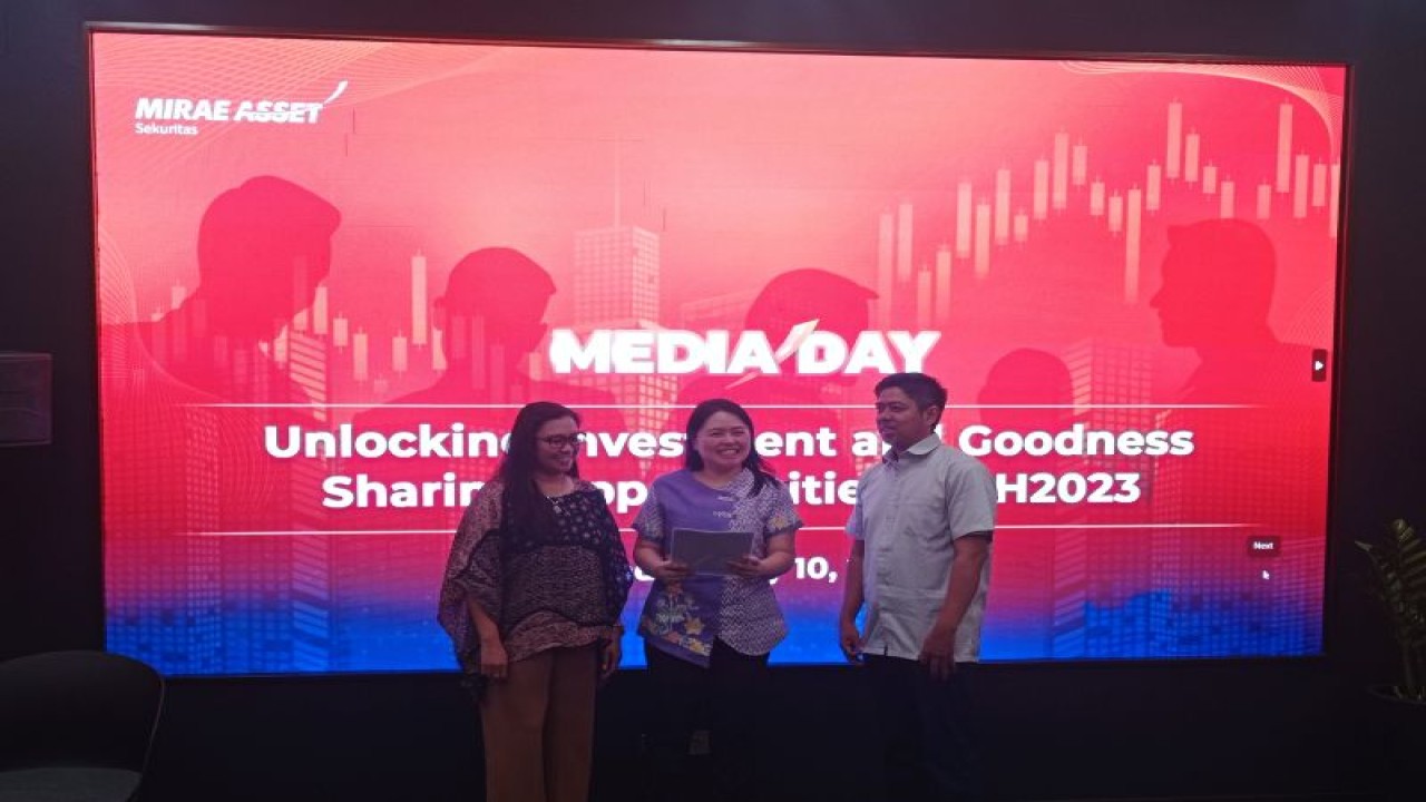 Head of Investment Information Mirae Asset Sekuritas Roger MM (kanan) dalam Media Day di Mirae Asset Sekuritas Investment House, Jakarta, Senin (10/7/2023). (ANTARA/Sanya Dinda)