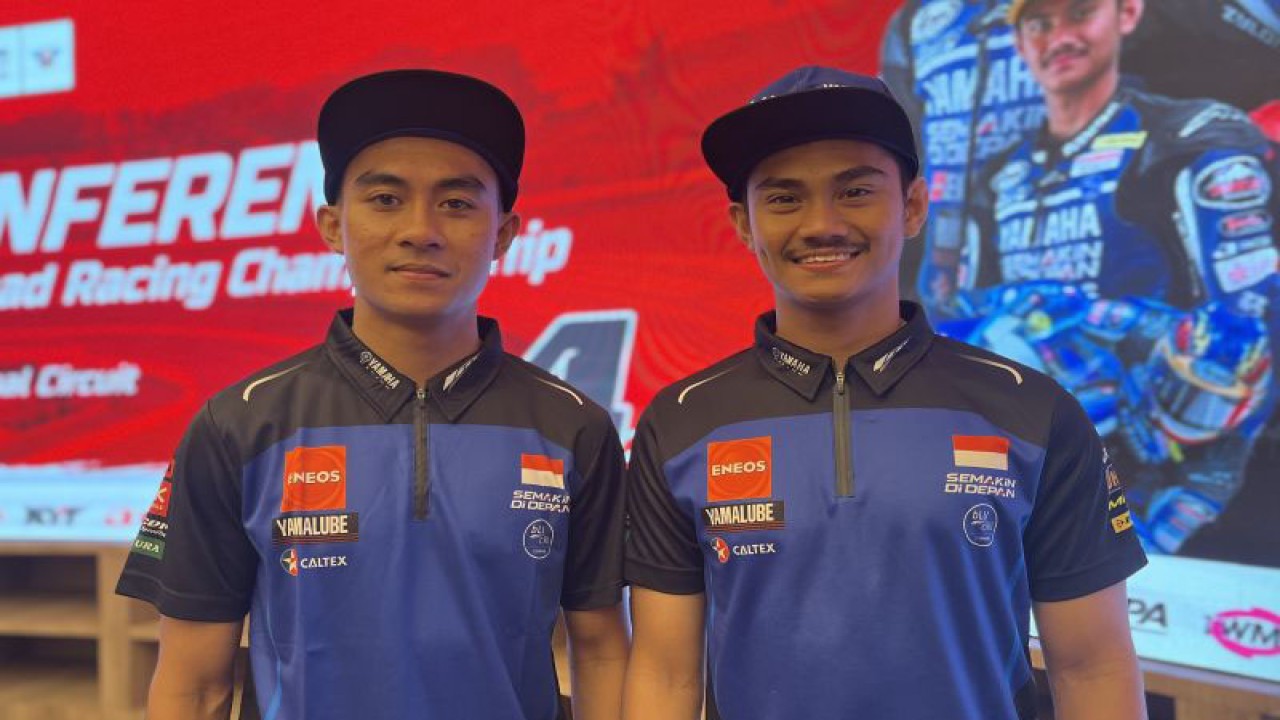 (Ka-ki) Dua pebalap Yamaha Racing Indonesia Team yaitu Andi Muhammad Fadly dan Muhammad Faerozi Toreqotullah berfoto usai melakukan jumpa pers di Jakarta, Kamis (27/7/2023). (ANTARA/Arnidhya Nur Zhafira)