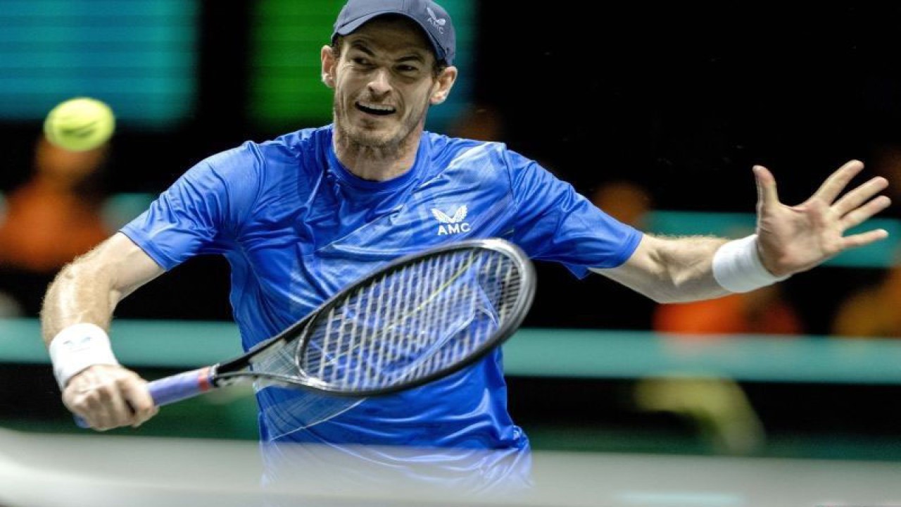 Petenis Inggris Andy Murray saat tampil melawan petenis kanada Felix Auger-Aliassime (tak terlihat) pada satu turnamen di Rotterdam, Belanda, pada 10 Februari 2022. (AFP/SANDER KONING)
