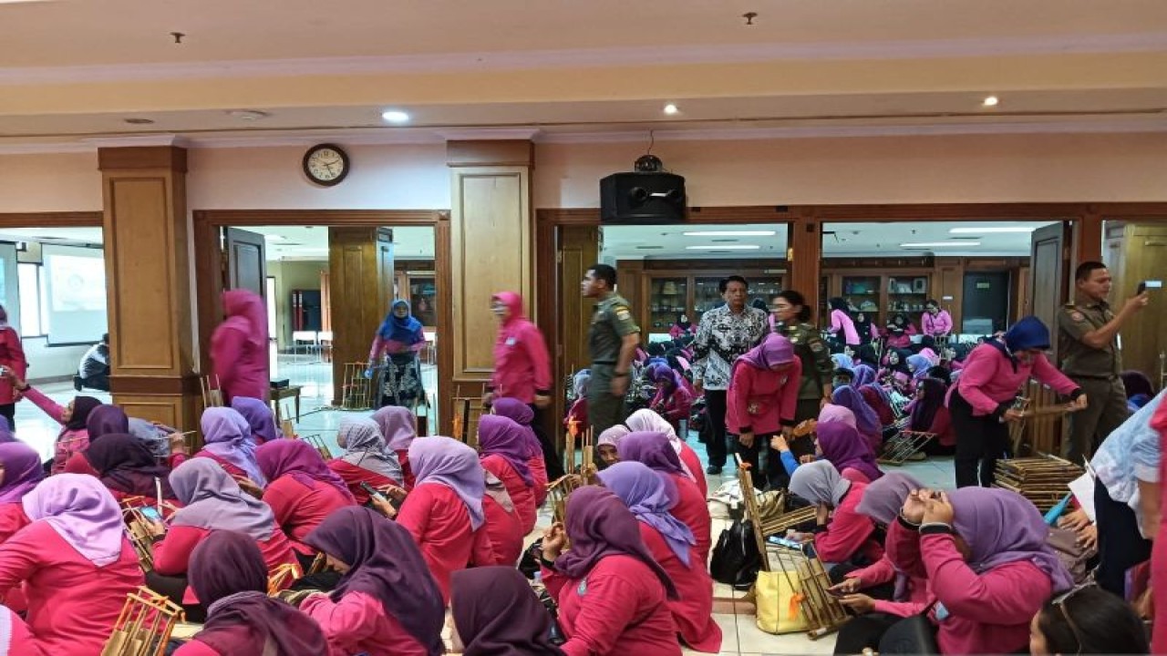 Satpol PP DKI Jakarta mendampingi pelatihan angklung untuk persiapan Pagelaran Angklung Terbesar di Dunia di Gelora Bung Karno (GBK), Jakarta Pusat, Sabtu (5/8/2023). ANTARA/HO-Satpol PP DKI Jakarta