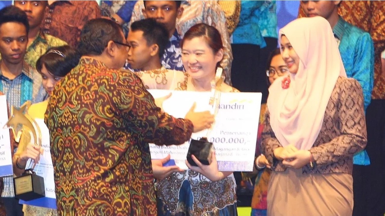 Founder RoyalERP.ID Anita Feng saat menerima sebuah penghargaan, Senin (17/7/2023). (ANTARA/HO)