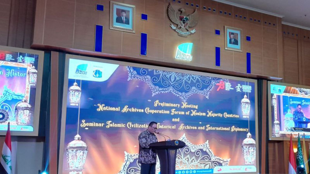 Kepala Arsip Nasional Republik Indonesia (ANRI) Imam Gunarto saat memberikan sambutan pada pertemuan pendahuluan untuk membentuk forum kerja sama arsip dengan negara-negara berpenduduk mayoritas Muslim di Kantor ANRI, Jakarta Selatan, Rabu (12/7/2023). (ANTARA/Lintang Budiyanti Prameswari)