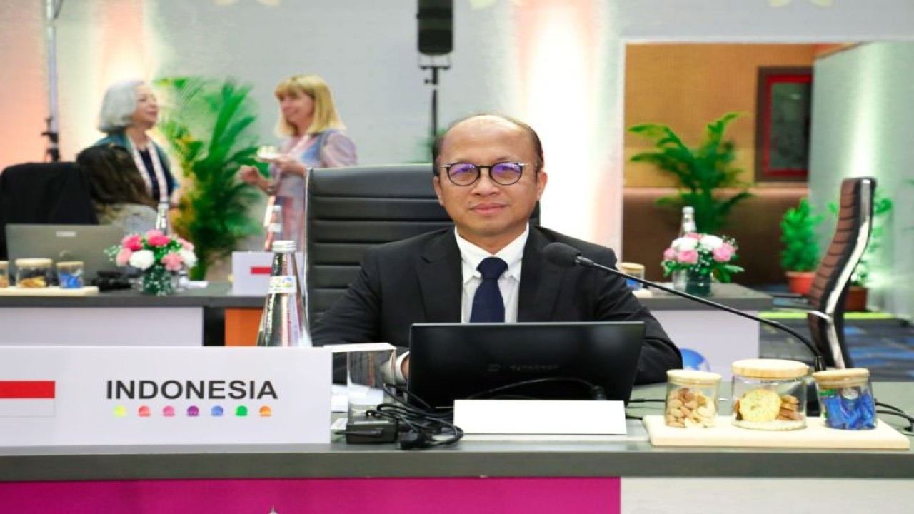 Sekretaris Jenderal Kemnaker yang juga selaku Head of Delegation (HoD) Indonesia sekaligus sebagai Co-Chair, Anwar Sanusi dalam pertemuan di Indore, India pada Rabu (19/7/2023). (ANTARA/HO-Kemnaker)