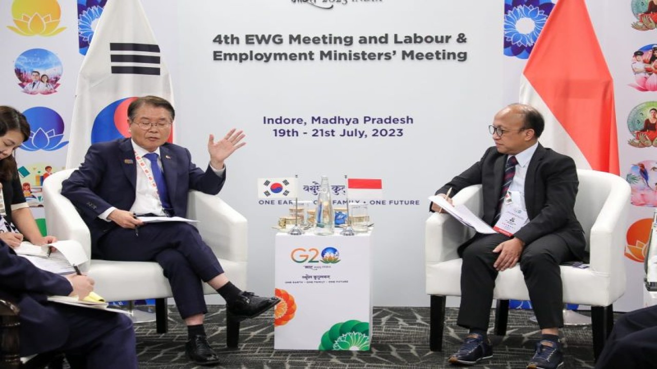 Sekretaris Jenderal, Anwar Sanusi (kanan) dalam pertemuan bilateral dengan Menteri Tenaga Kerja dan Buruh Republik Korea, Lee Jung Sik di Indore, India, Jumat (21/7/2023). (ANTARA/HO-Kemnaker)